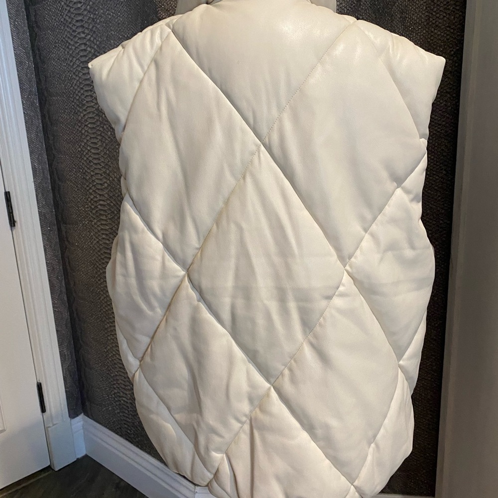 A&F Oversized Vegan Leather Quilted Vest - Picture 7 of 7